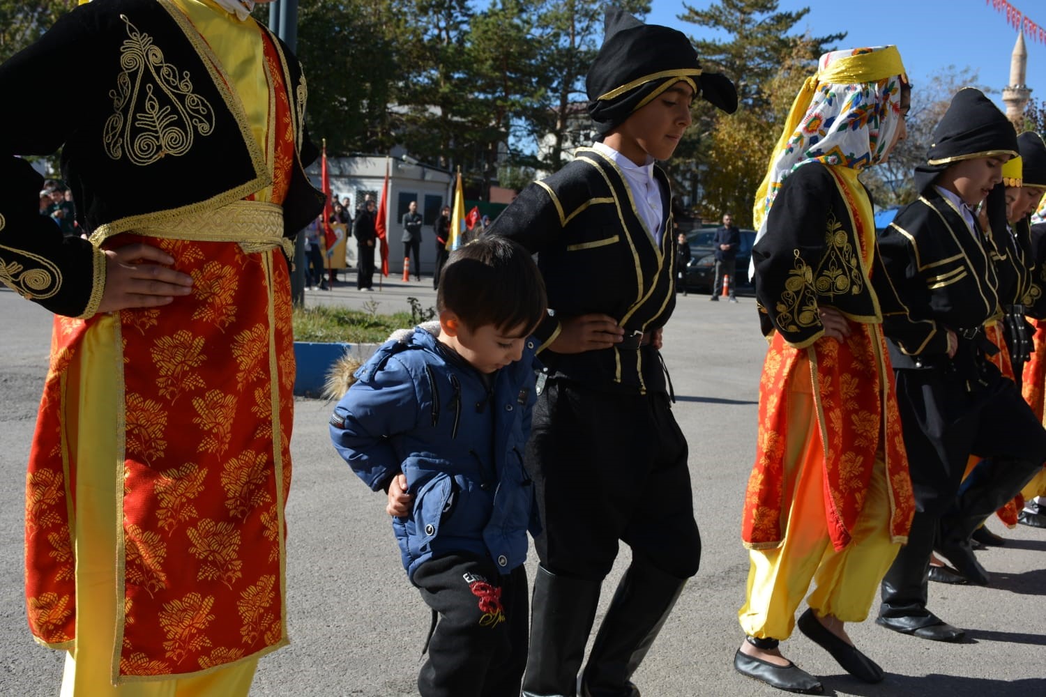 Halk oyunları ekibine eşlik eden minik seyirci izleyenleri gülümsetti