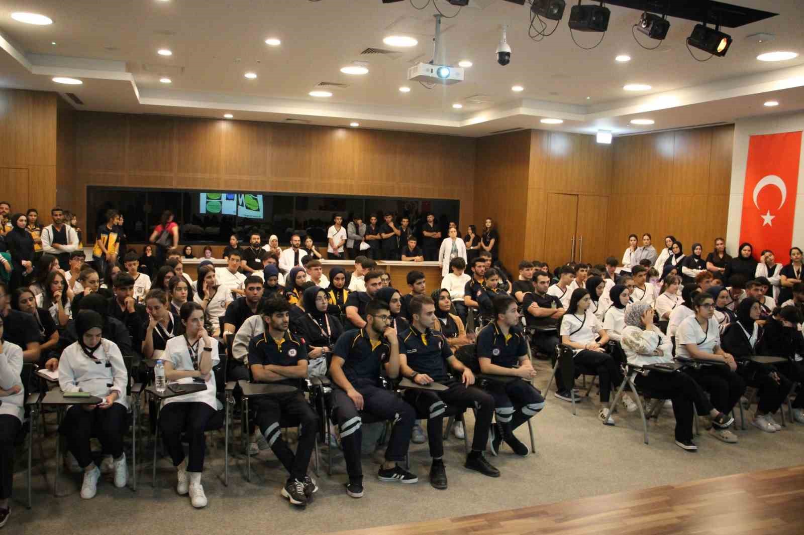 Hastanede görev yapan stajerlere kesici alet yaralanmalarına yönelik eğitim verildi