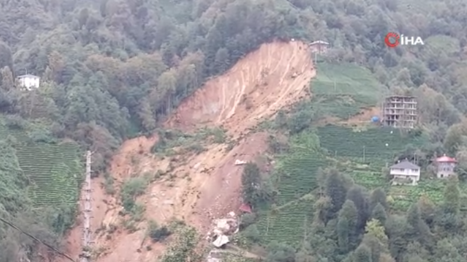 Rize’de heyelan: Boşaltılan 3 ev yıkıldı