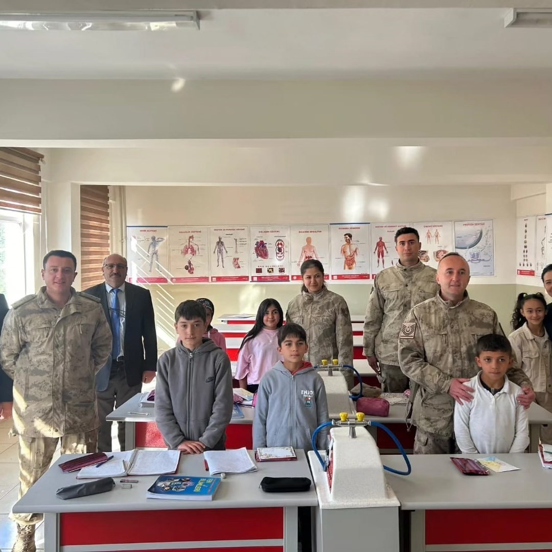 Jandarmadan öğrencilere  anlamlı ziyaret
