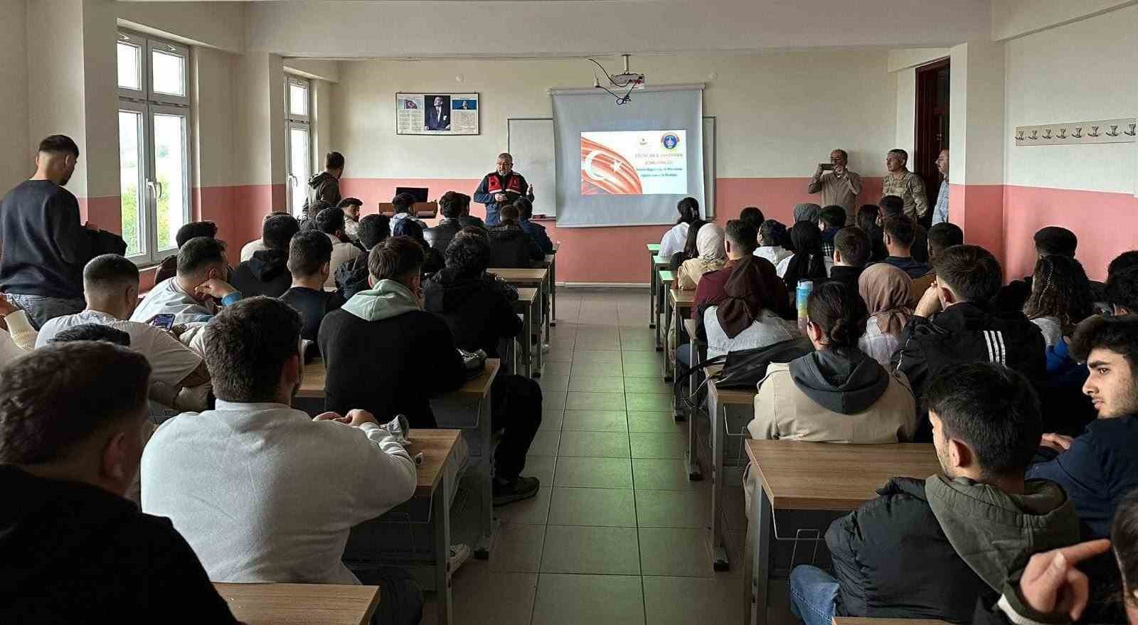 Jandarmadan üniversite öğrencilerine  bilgilendirme