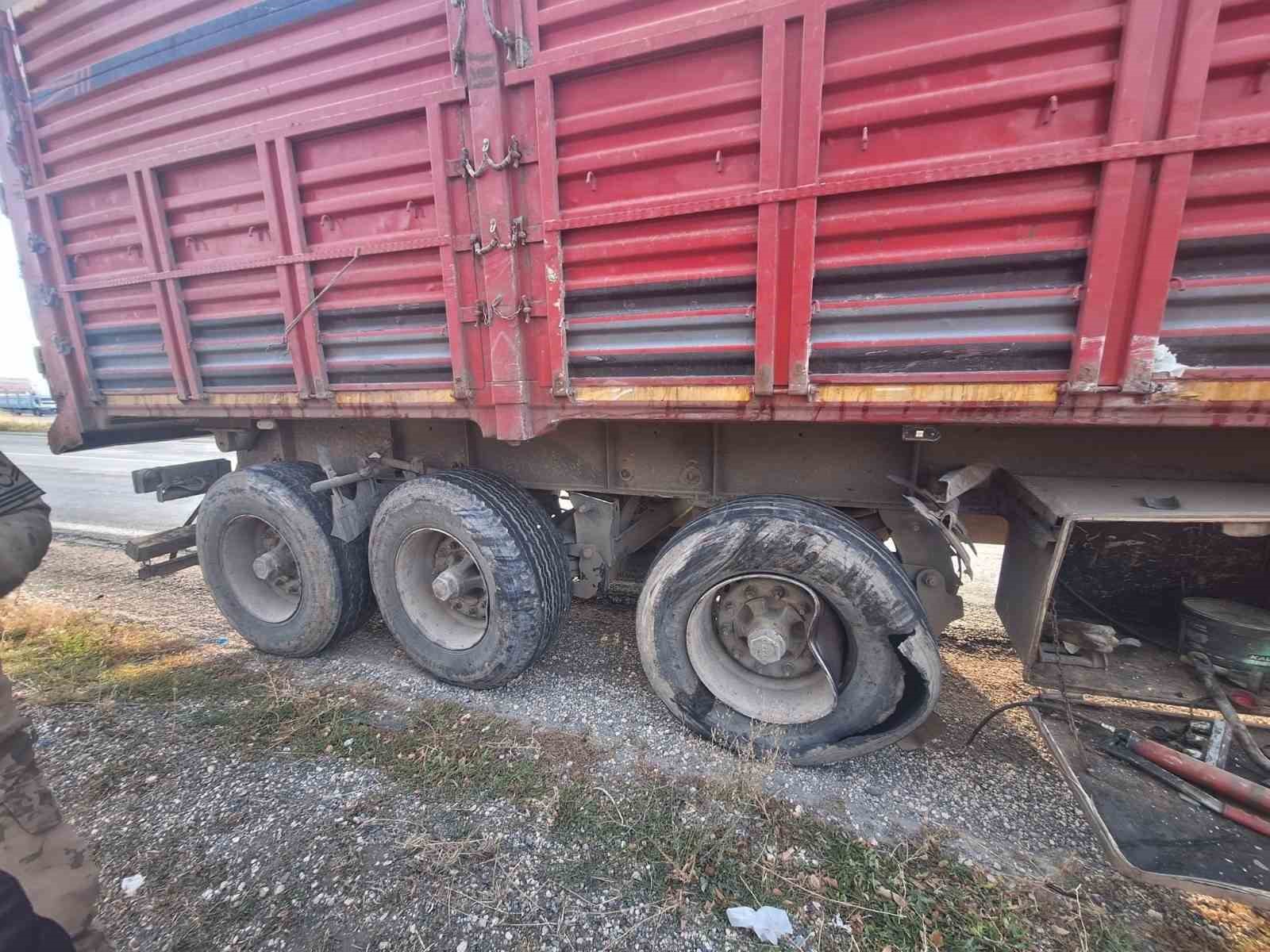 Kamyonet tırla çarpıştı: 2 yaralı