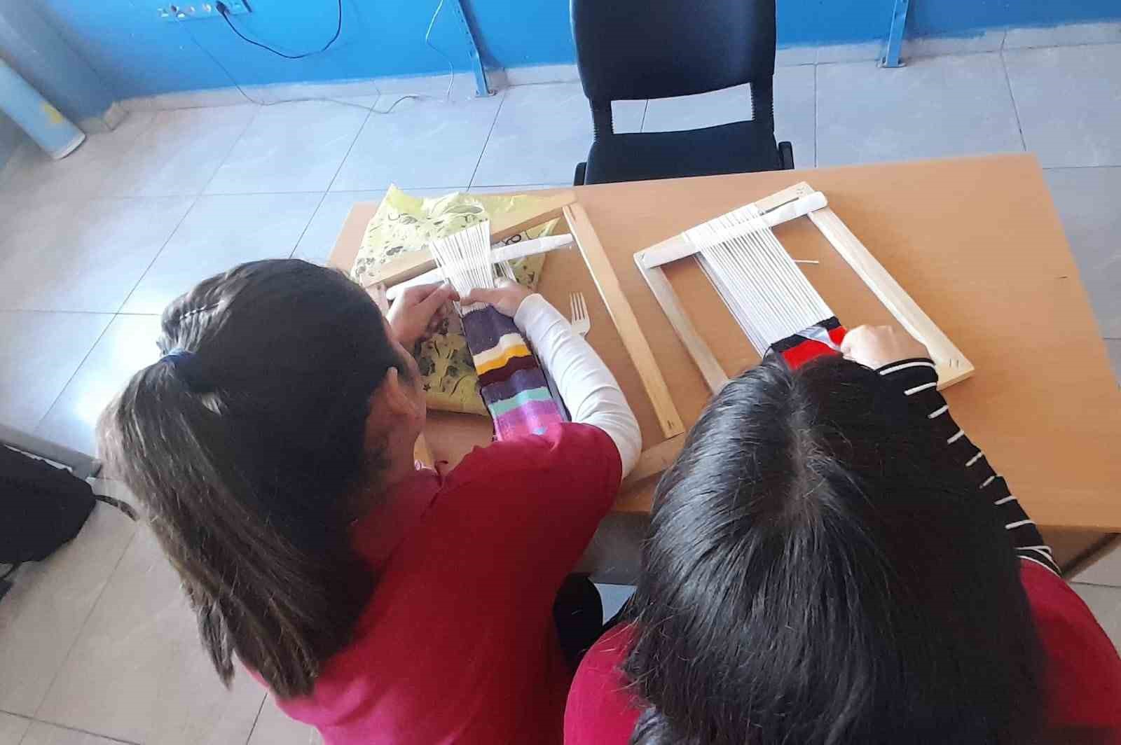 Kars’ta öğrenciler kilim dokuyor