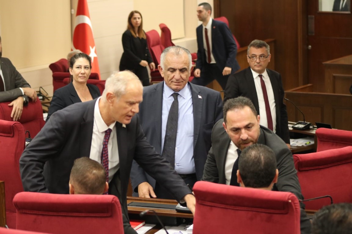 KKTC’de milletvekilleri arasında meclis’te kavga çıktı