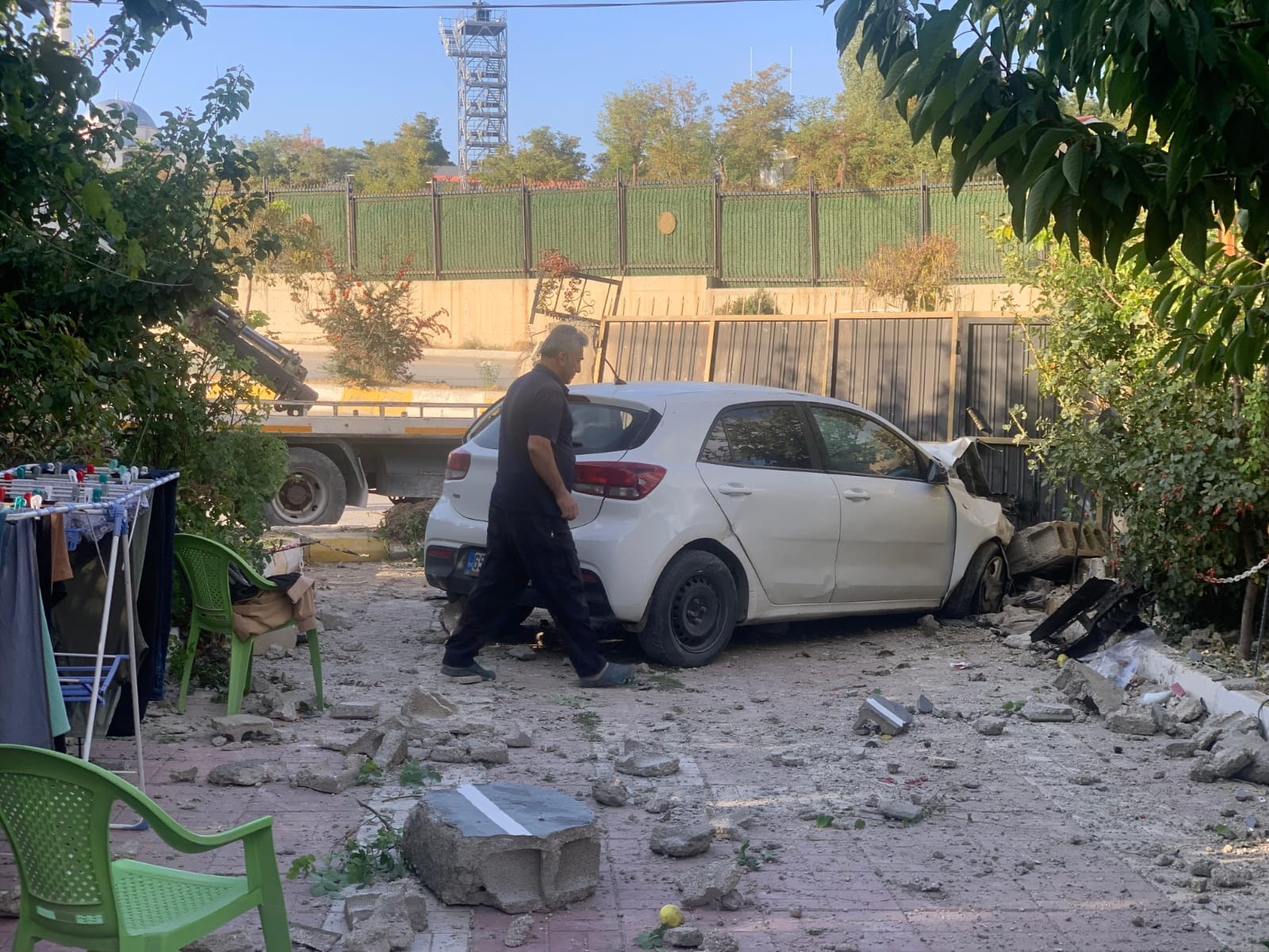 Van’da otomobil evin duvarına çarptı: 3 yaralı