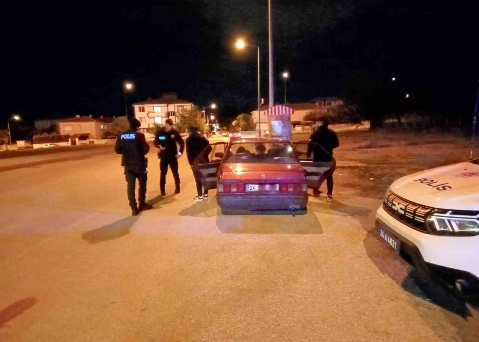 Kız yurtları önünde sıkı denetim