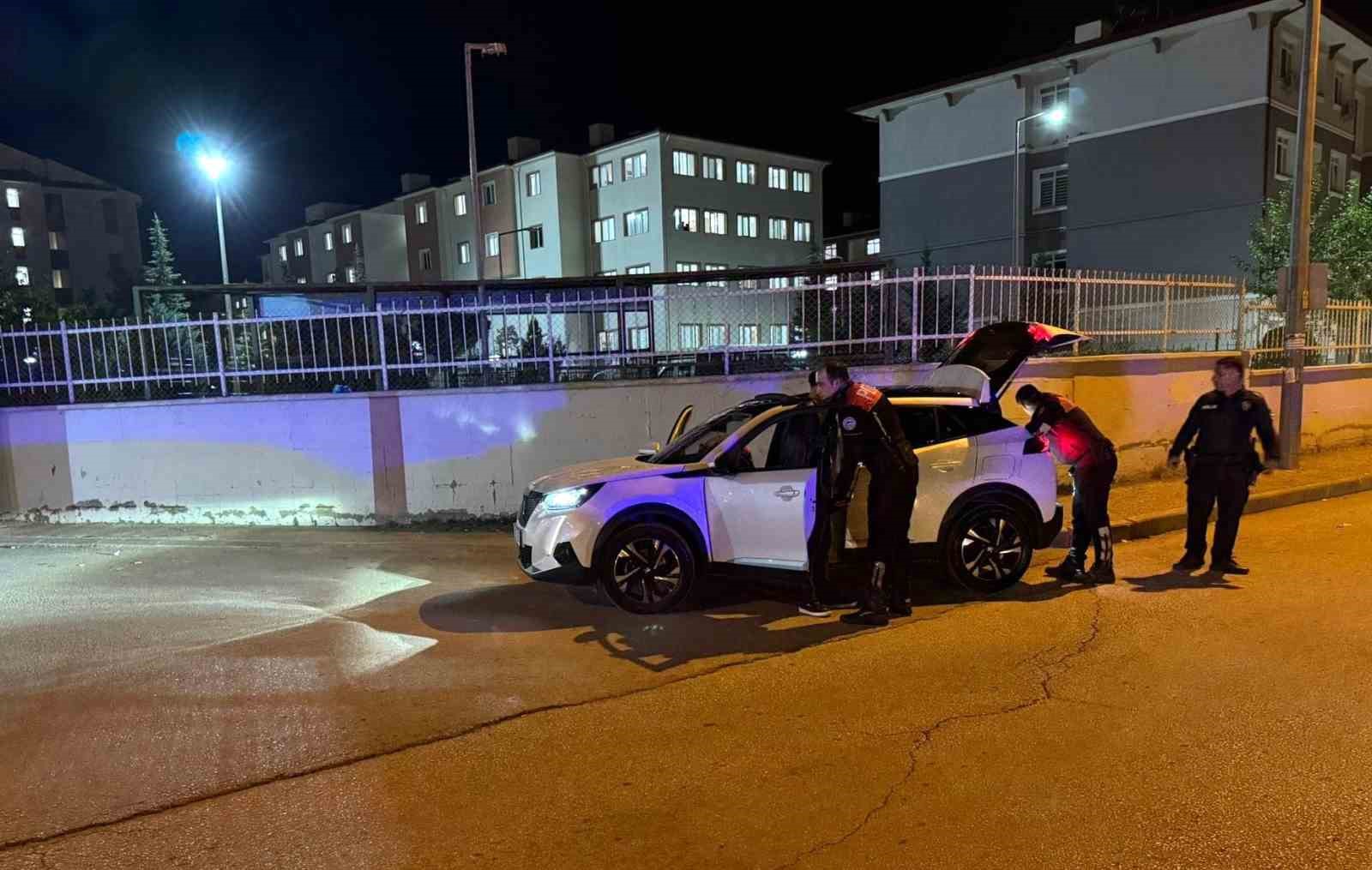 Kız  yurtları önünde sıkı denetim