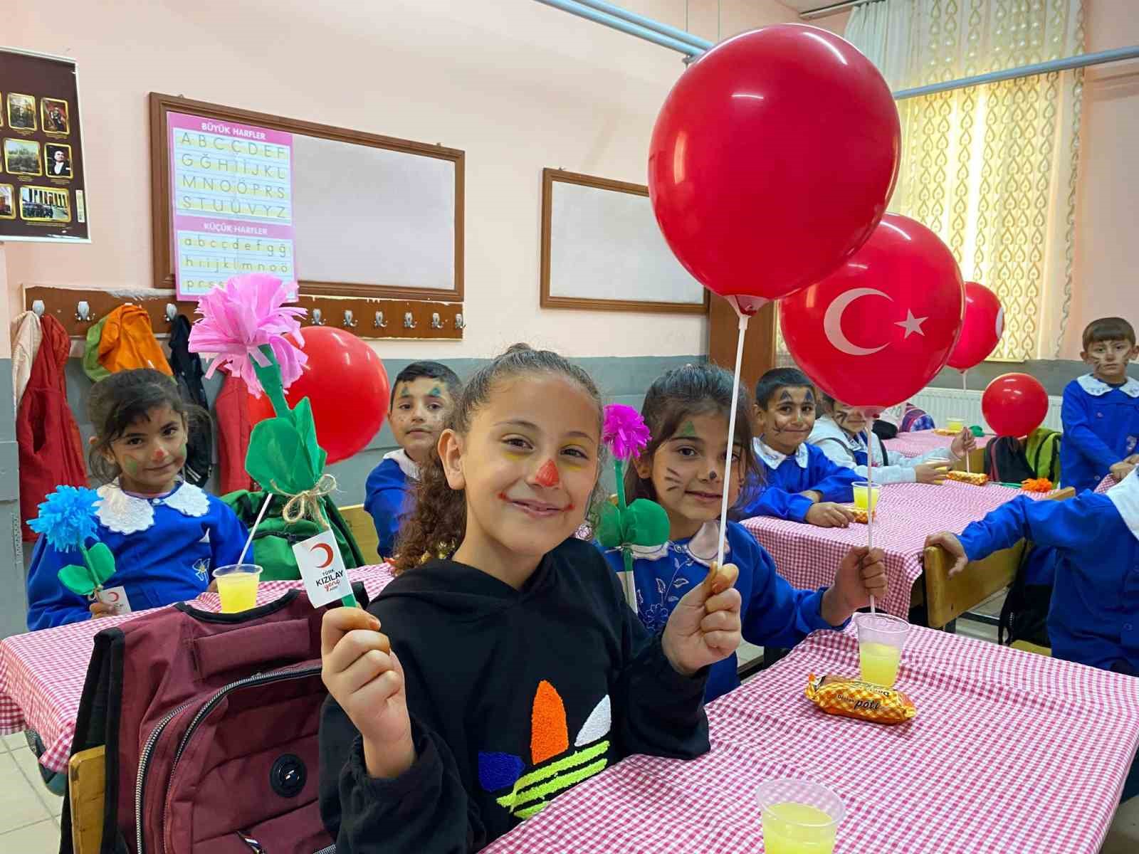 Kızılay öğrencilerin yüzünü güldürdü