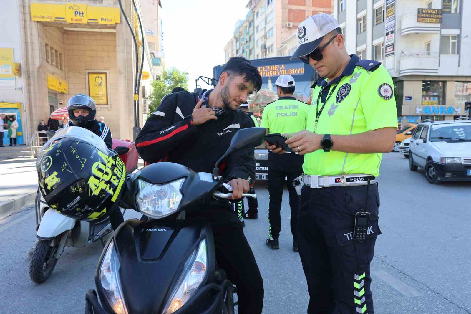 Kurallara uymayan  sürücülere ceza yazıldı