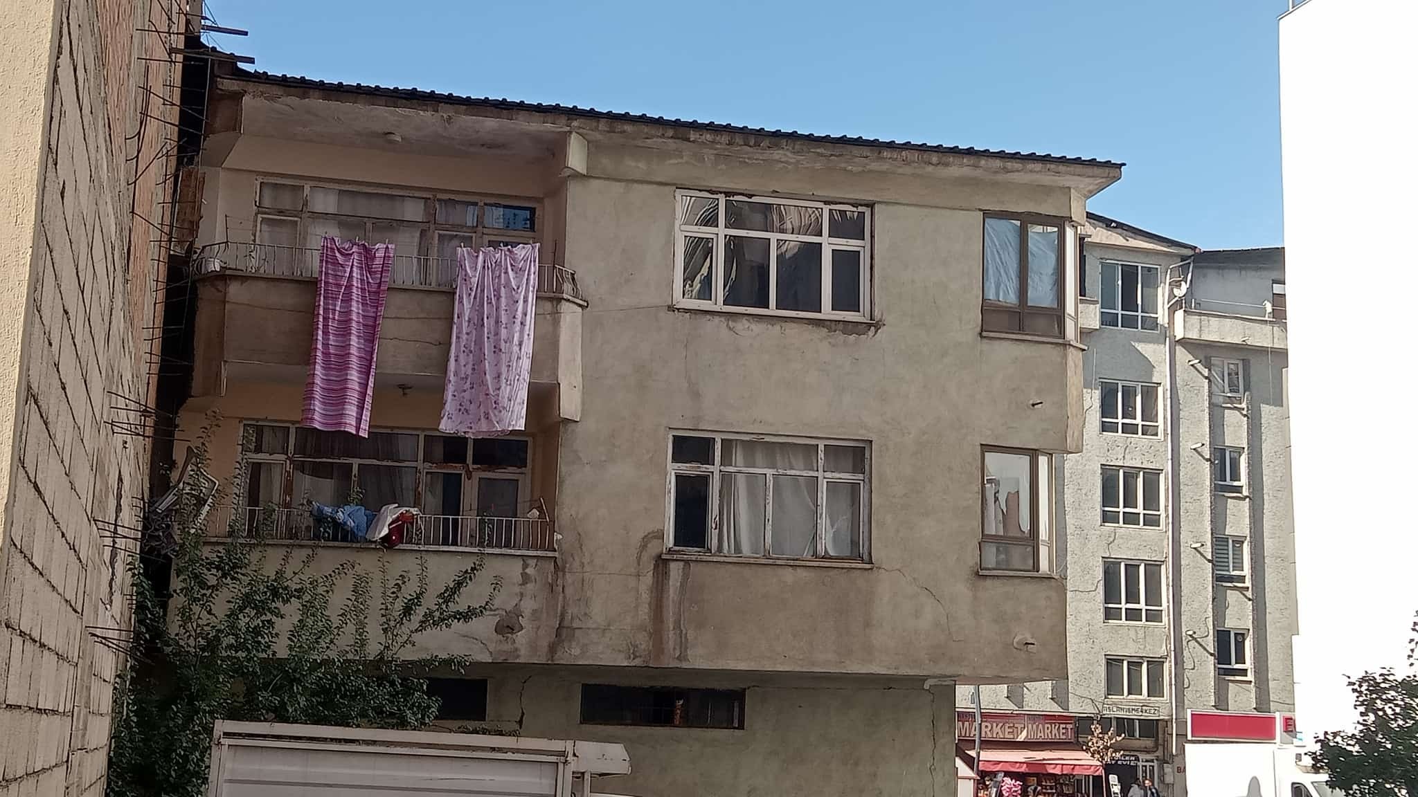 Van’da yıktırılmayan ağır hasarlı yapılar mültecilere mesken oluyor