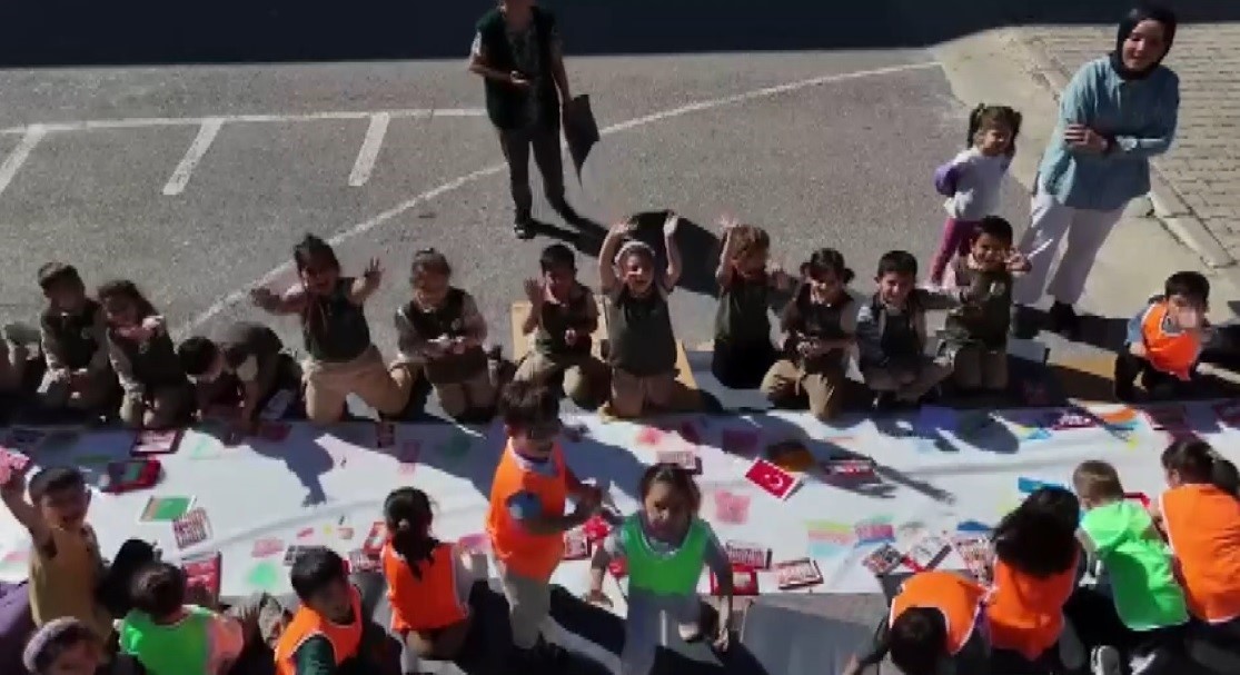 Minik öğrenciler 7 Türk Devletinin bayraklarını boyadılar