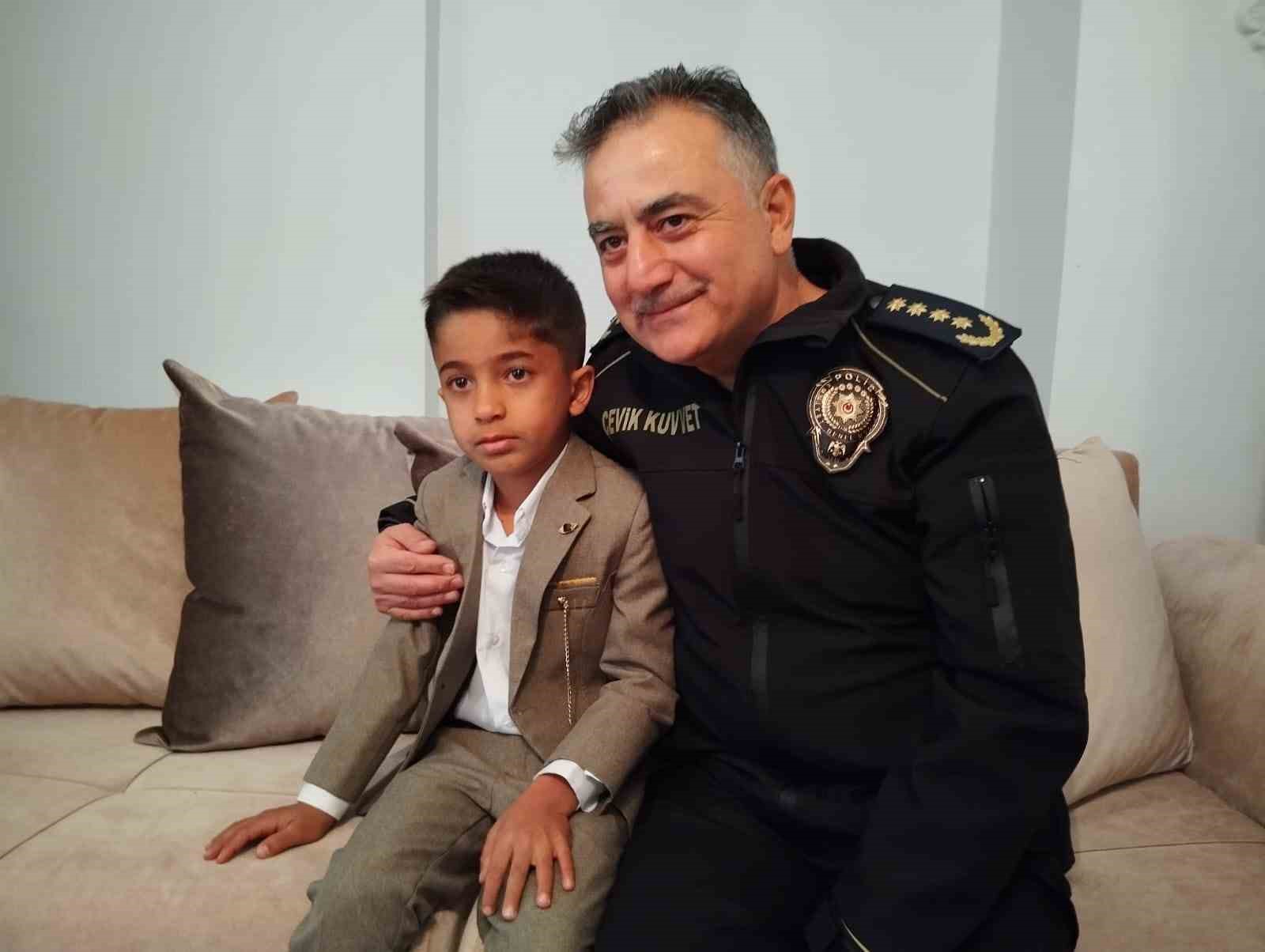 Minik Yiğit Eymen’in İstiklal Marşı duyarlılığına Emniyet Müdürü duyarsız kalmadı