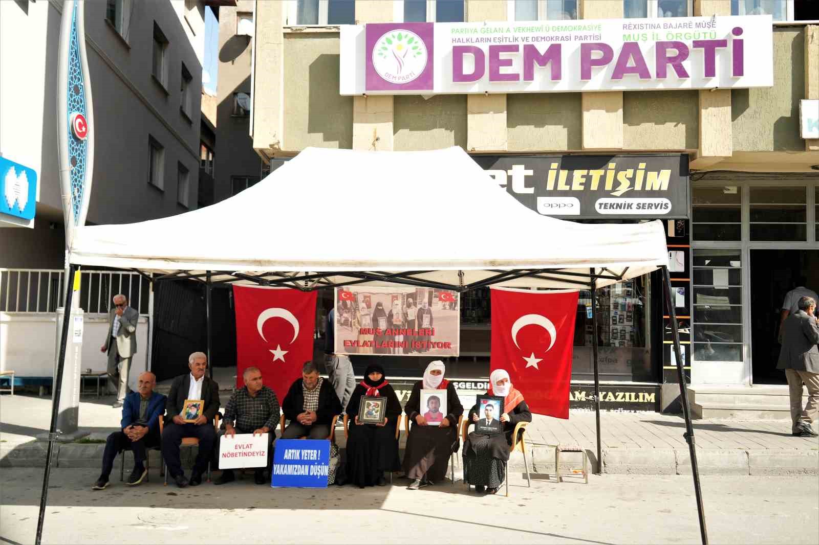 Muş’ta  bir anne Dağa kaçırılan oğluna seslendi: “Devlete silah sıkarsan sütümü sana helal etmem”