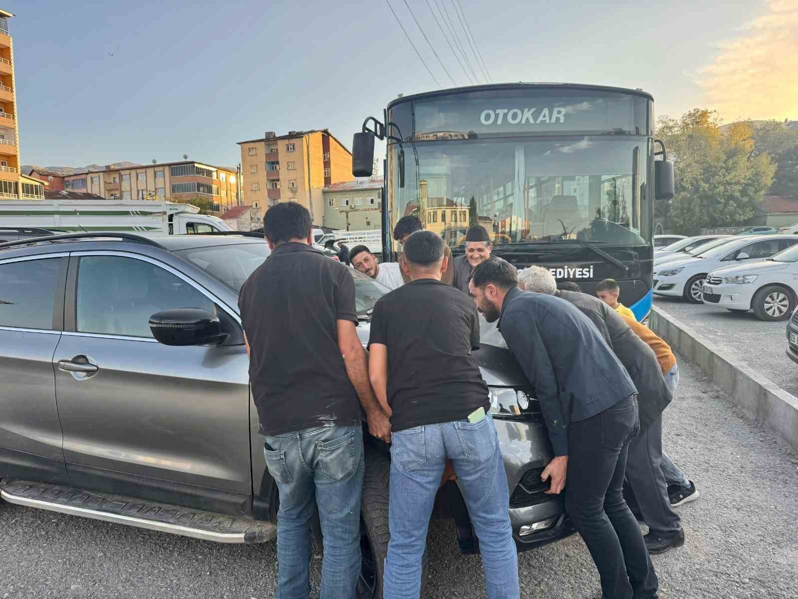 Muş’ta hatalı park edilen araç vatandaşlar tarafından kenara çekildi