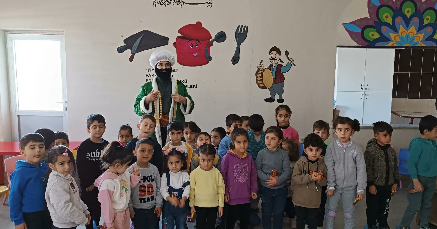 Gürpınar’da Nasrettin Hocaya Kur’an-ı Kerim hediye edildi