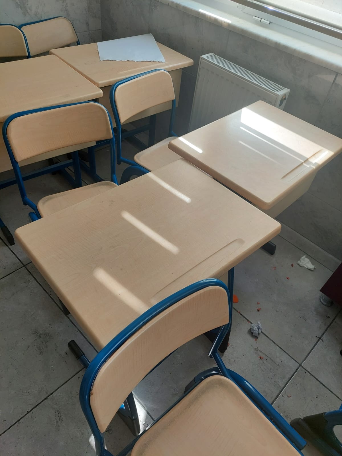 Veliler tepkili! Alınan tasarruf tedbirleri nedeniyle okullar çöplüğe döndü