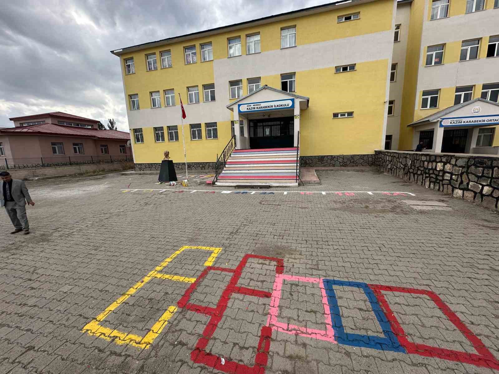 Okul bahçeleri renkli oyun alanlarına dönüştü