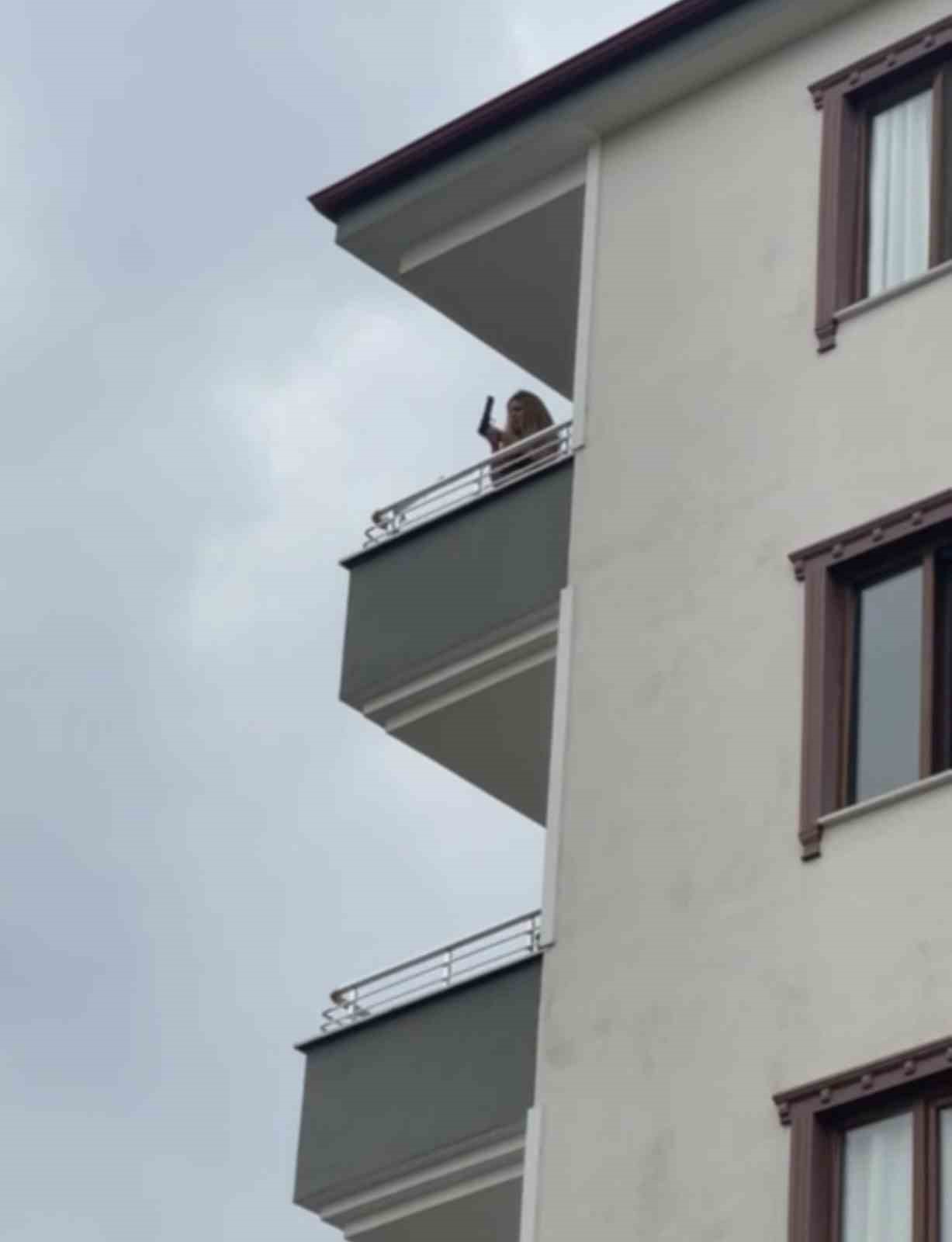 Önce balkonda dens etti, sonra etrafa ateş etti