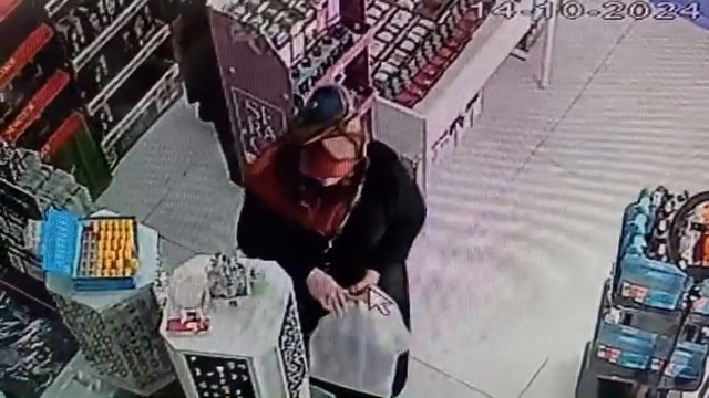 Önce denedi, sonra çaldı: O anlar kameralara yansıdı