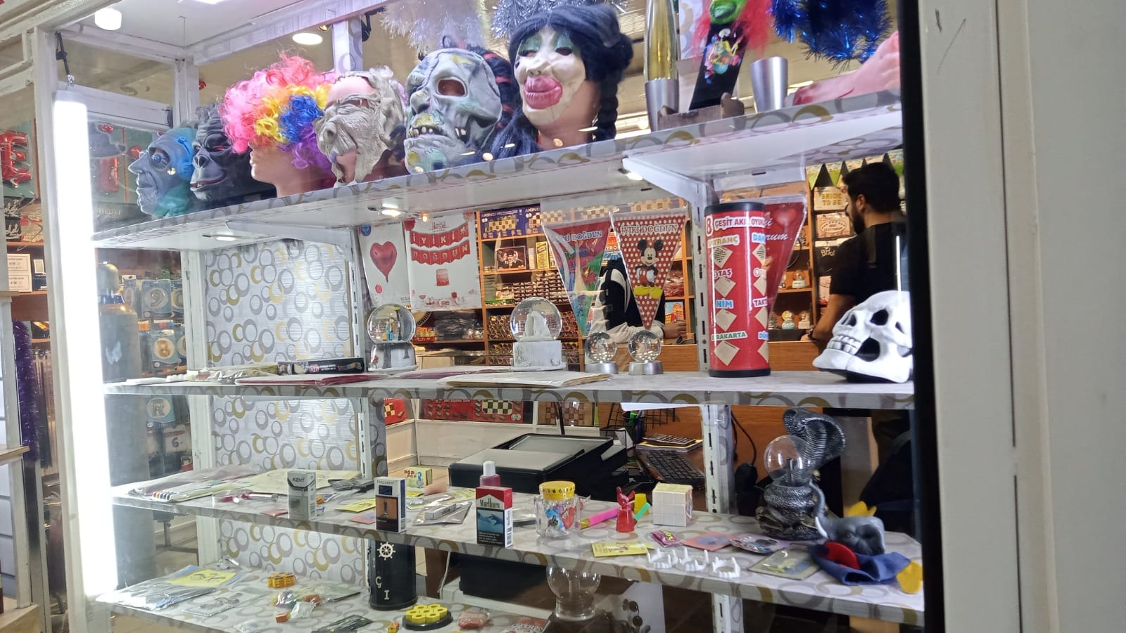 “Şaka Market” Van’da 24 yıldır şakalıyor!