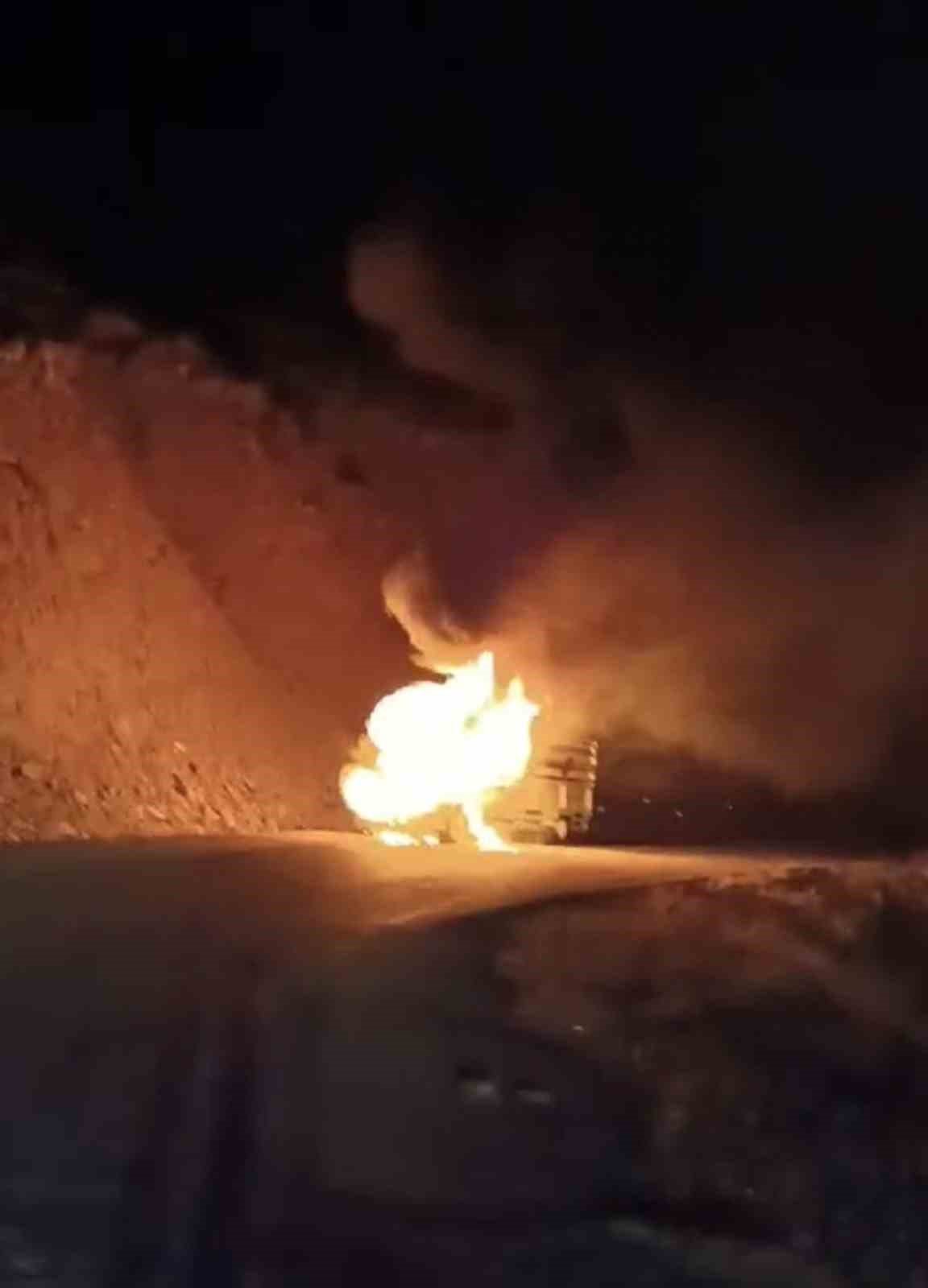 Seyir halindeki kamyonet alev aldı