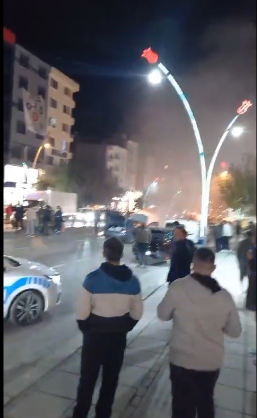 Seyir halindeki otomobil alev aldı