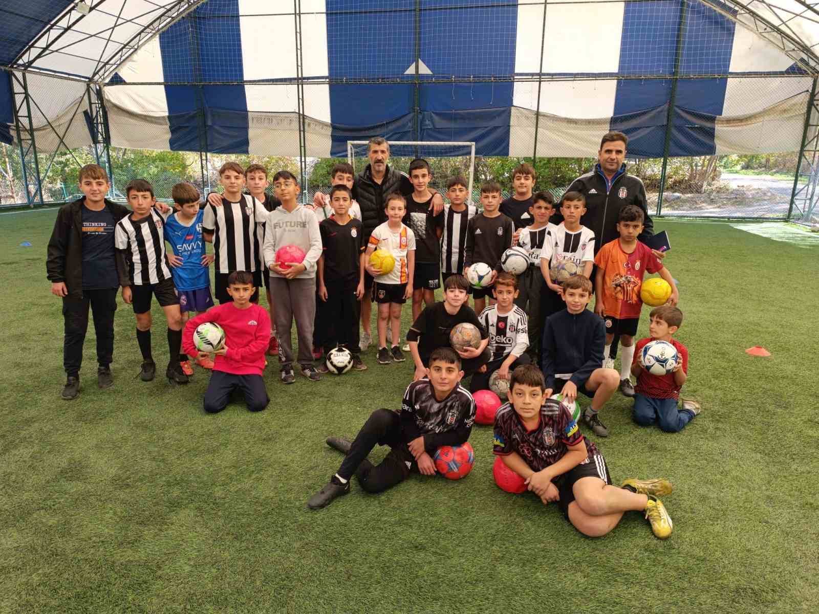 Teknolojik oyunlara savaş açan çocuklar, futbol kursuna akın etti