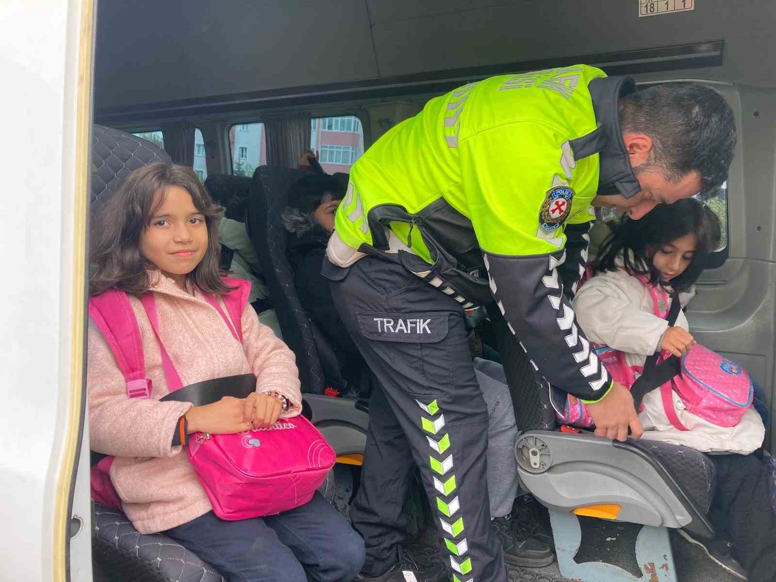 Trafk polislerinden çocuklara kemer takma eğitimi