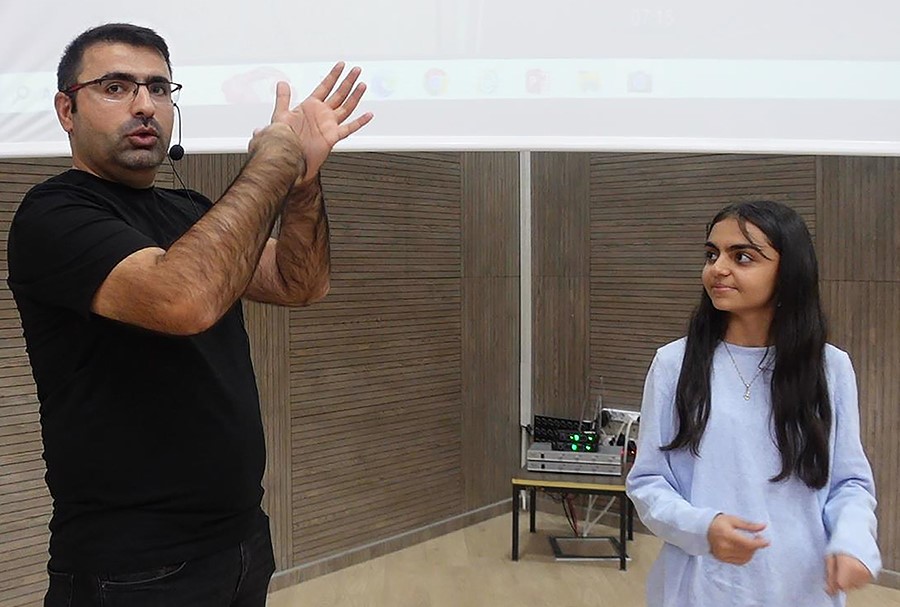 Üniversite öğrencilerine  işaret dili eğitimi verildi