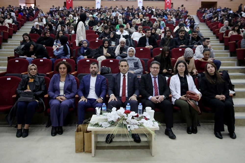 Üniversite öğrencilerine yönelik  bağımlılıkla mücadele oryantasyon eğitimi düzenlendi