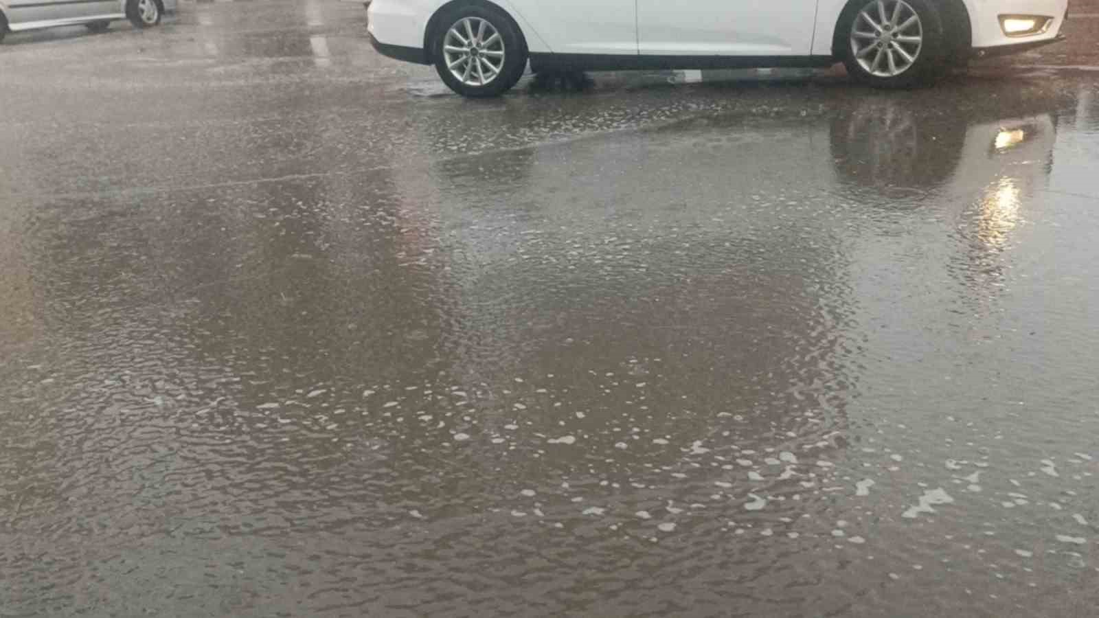 Van’da şiddetli yağış, hayatı olumsuz etkiledi