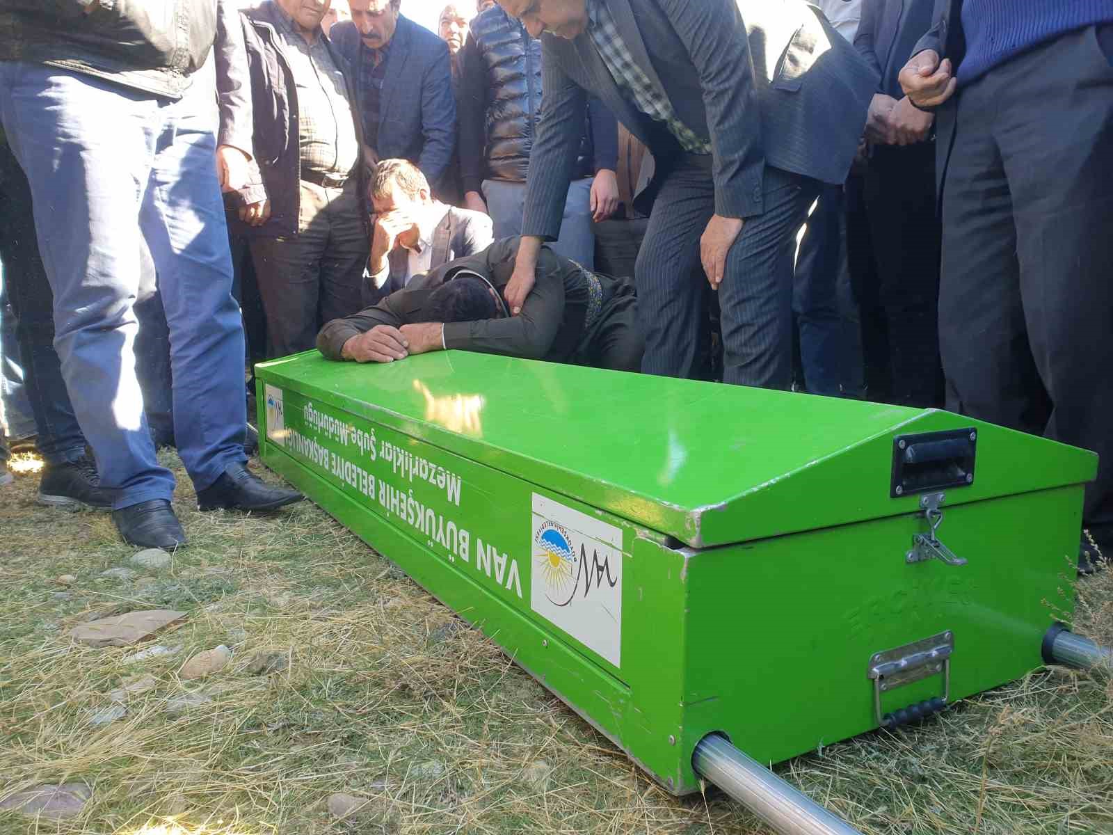 Van’daki trafik kazasında hayatını kaybeden AK Partili baba ve oğlu yana yana toprağa verildi