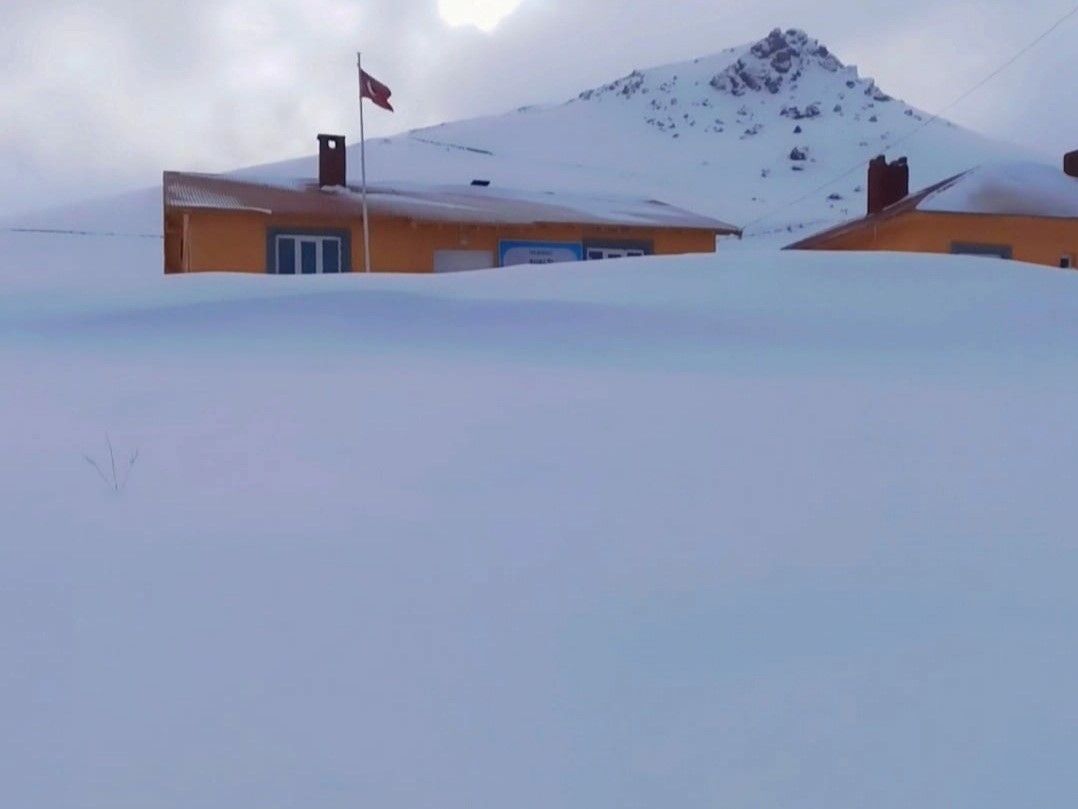 Van’ın o ilçesinde kar etkili oldu, yollar kapandı