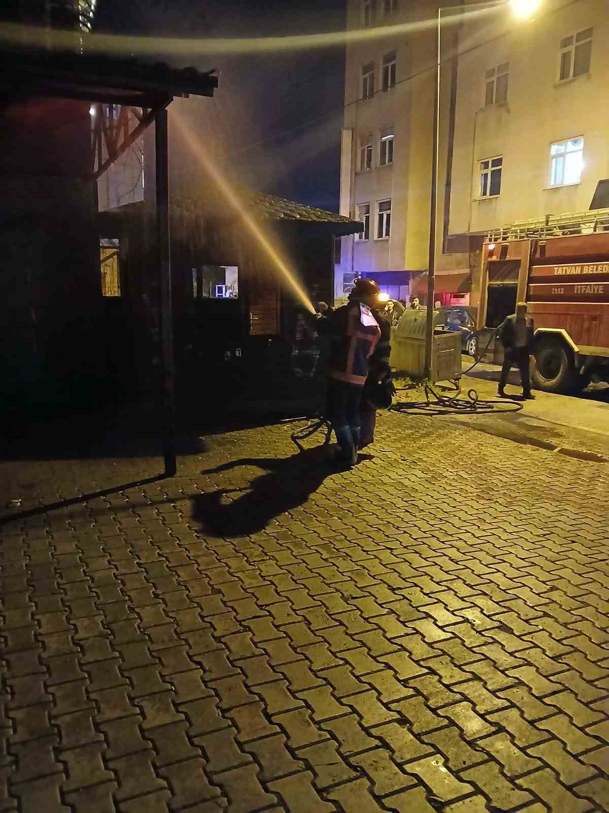 Zabıta kulübesinde çıkan yangın korkuttu