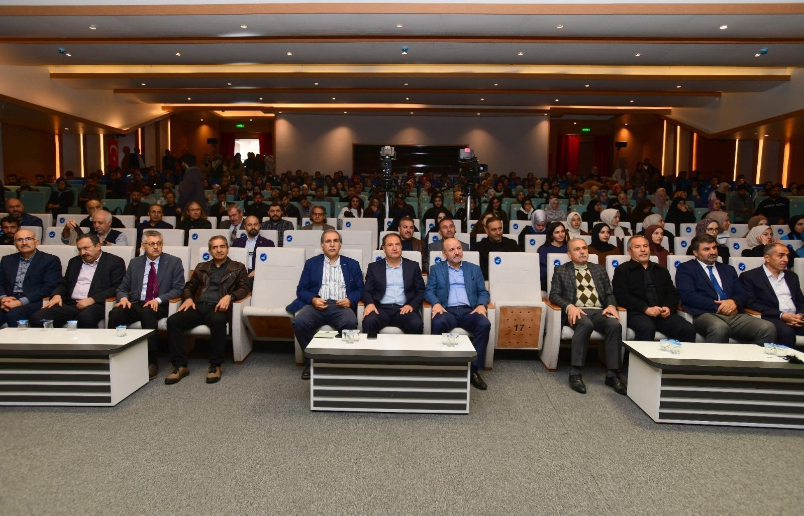 ​Van’da İslam dünyasının durumu değerlendirildi