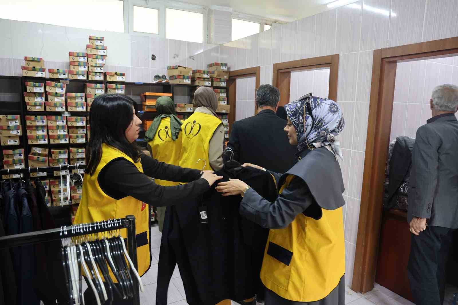 ‘İnci projesi’ ile 5 bin 400 yetim ve öksüz öğrencinin yanı sıra ihtiyaç sahiplerine yardım ulaştırılıyor