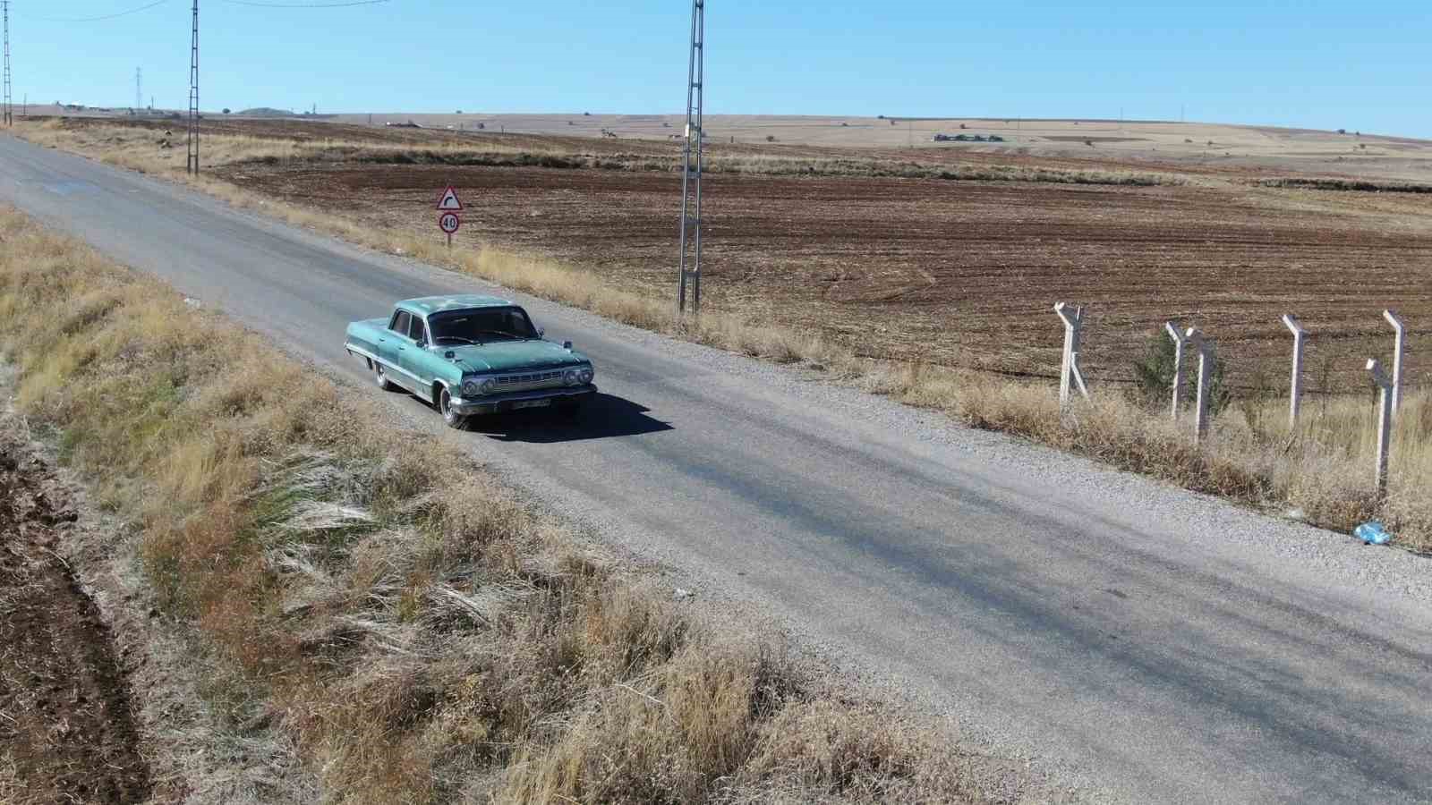 Antika arabası ile yolda kalanların yardımına koşuyor