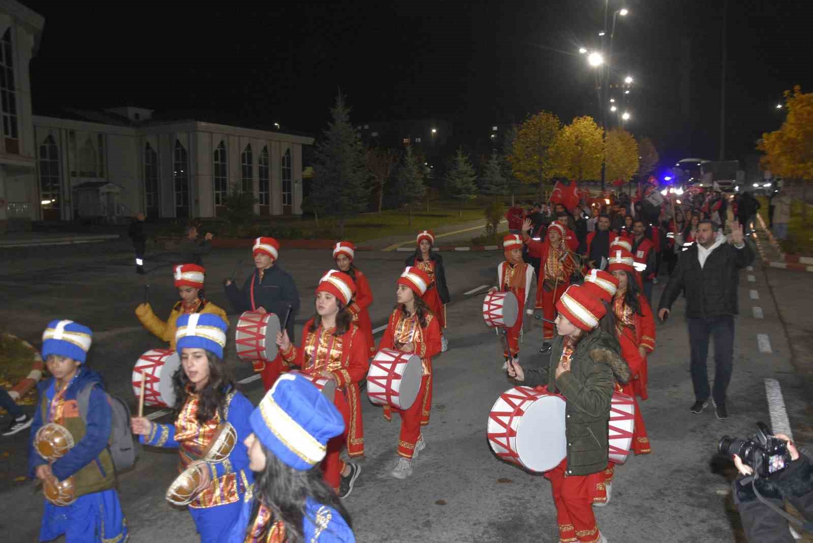 Kızılay’ın kuruluşunu meşaleli yürüyüşle kutladılar