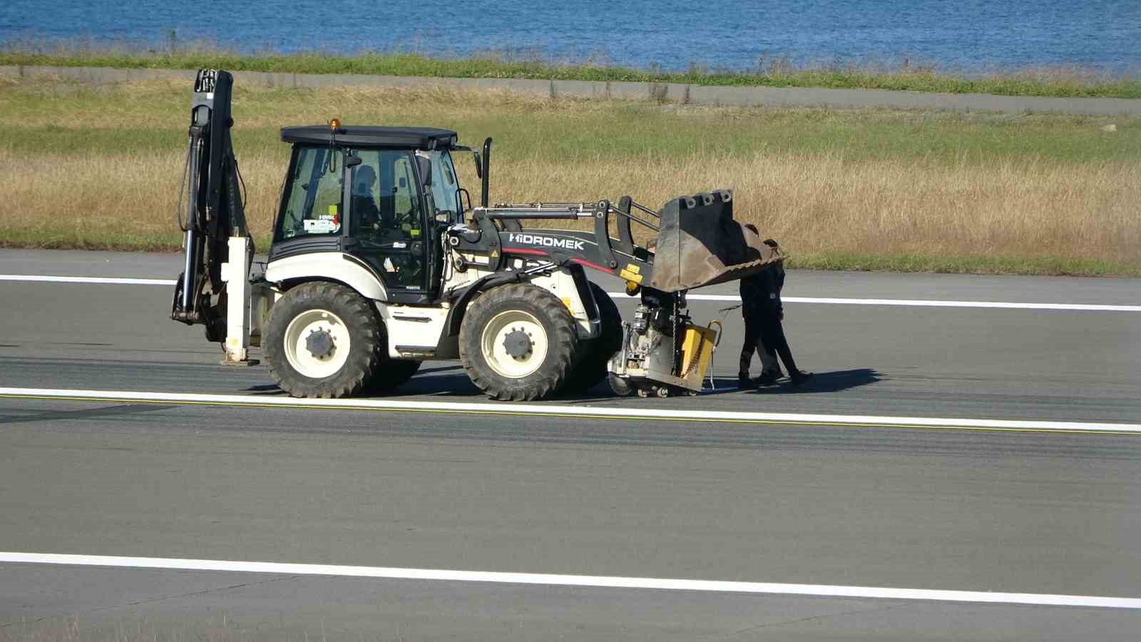 Havalimanı pist bakımı nedeniyle uçuşlara kapatıldı