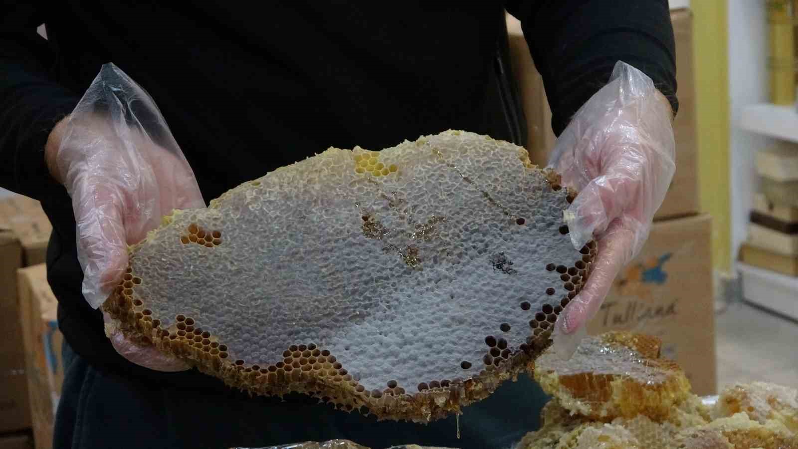 Defalarca dünya birincisi olan Bitlis kara kovan balı uluslararası arenada da adından söz ettiriyor