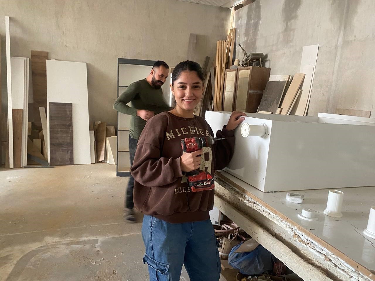 Sanayinin 16 yaşındaki marangoz ustası, anne ve babasından mesleği öğreniyor