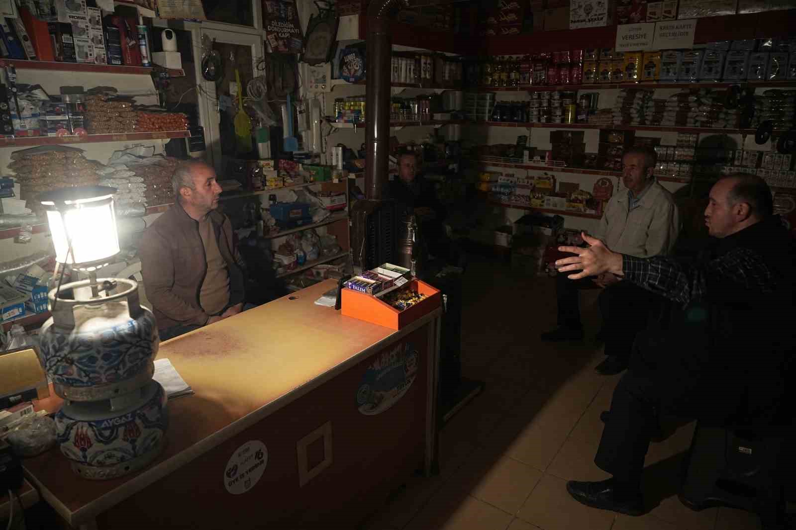 Yangında elektrikler kesilince gaz lambası yaktılar