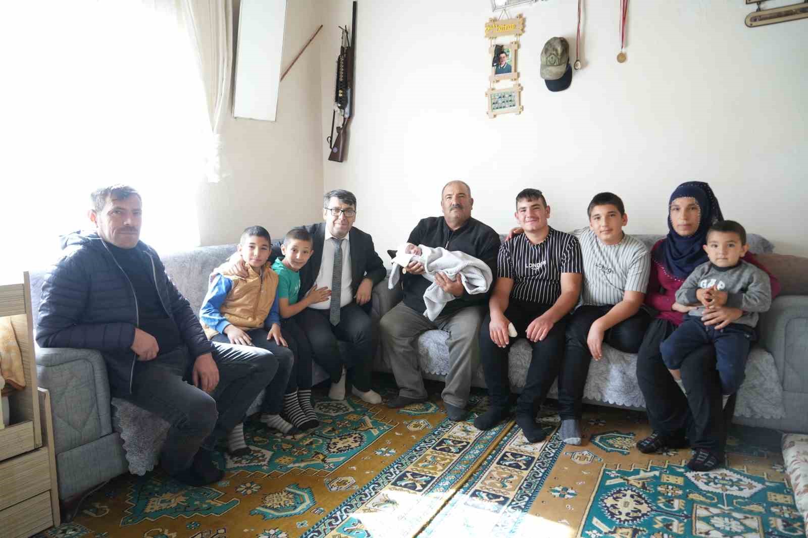 Kız çocuğu isteyen babaya 11. erkek çocuğu sürprizi