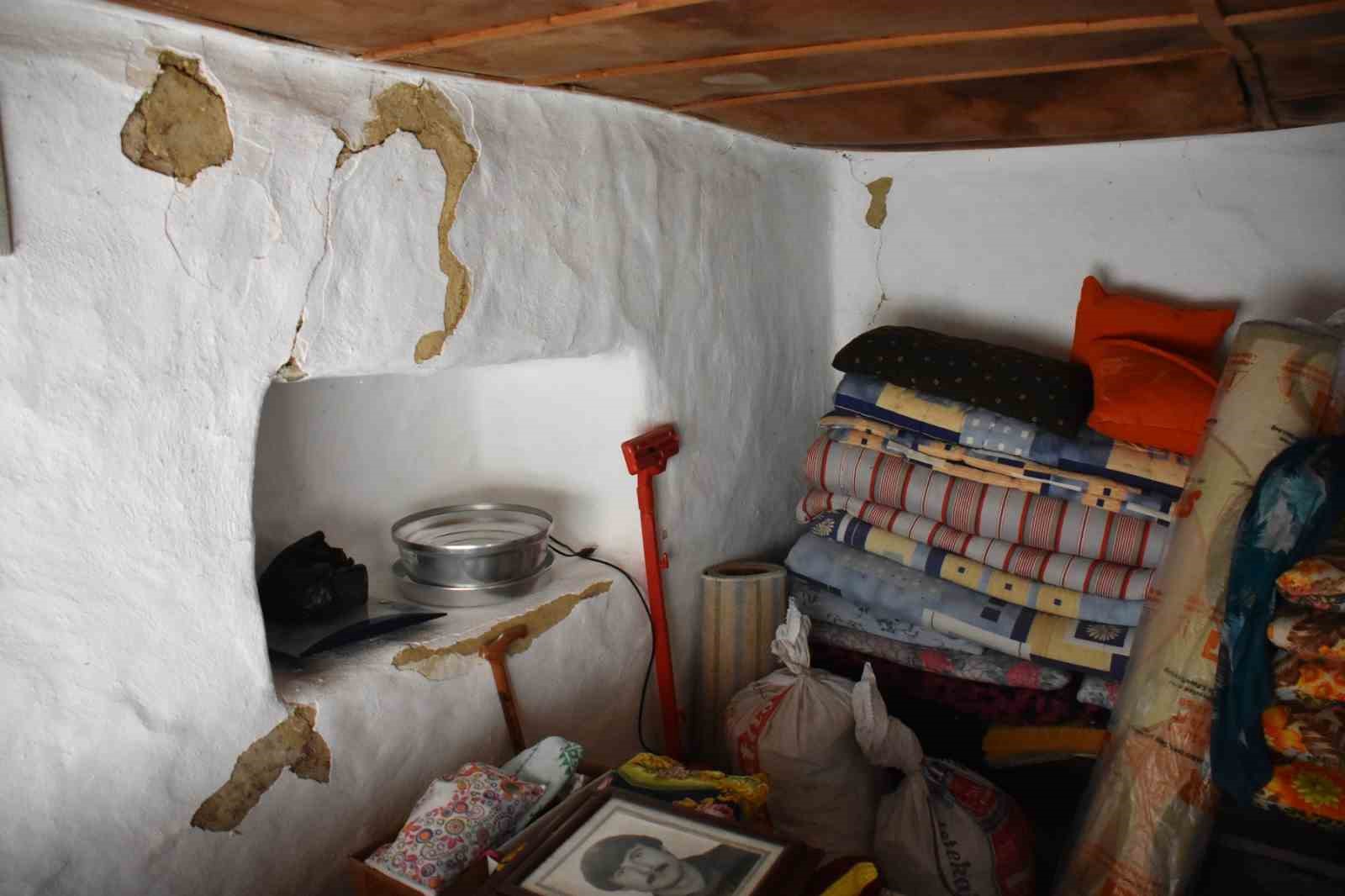 Evi çökmek üzere olan kadına destek