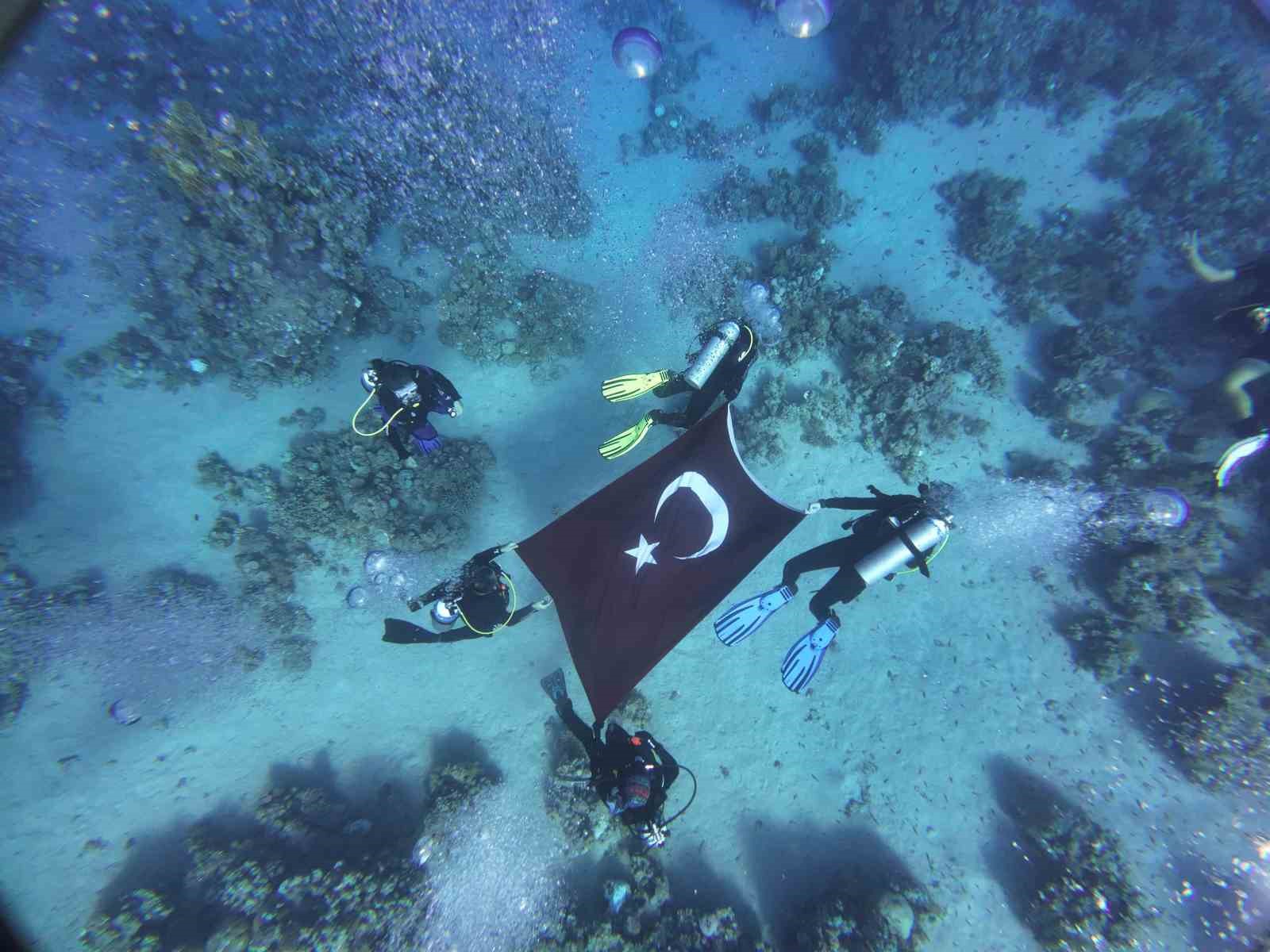 Su altında Türk Bayrağı açıp, Atatürk’ü andılar