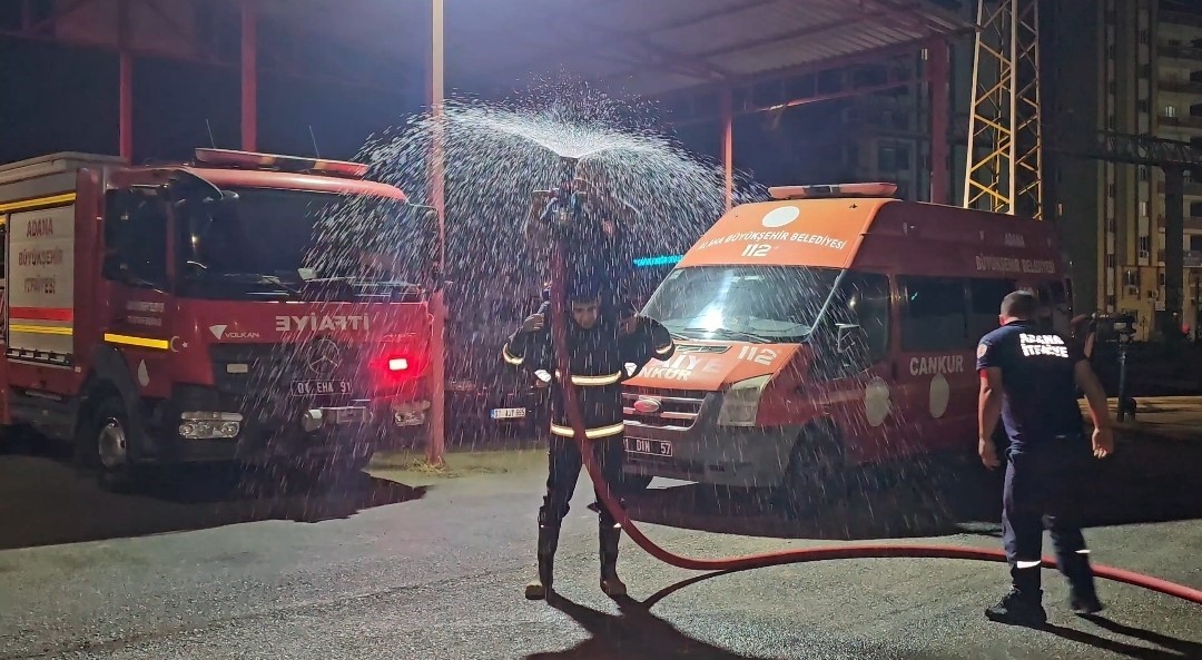 Emekliye ayrılan arkadaşları için sulu kutlama yaptılar