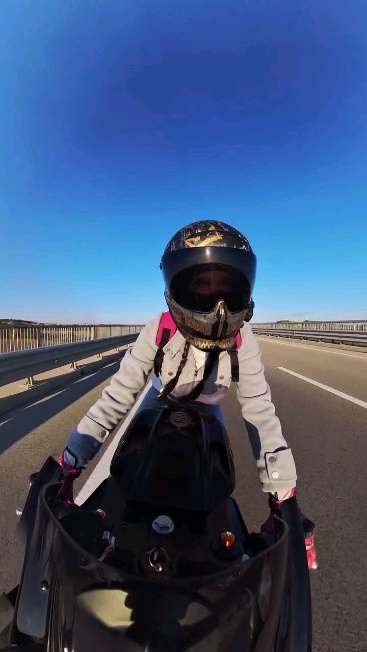 Çantasını açık unutunca eşyaları yola uçtu