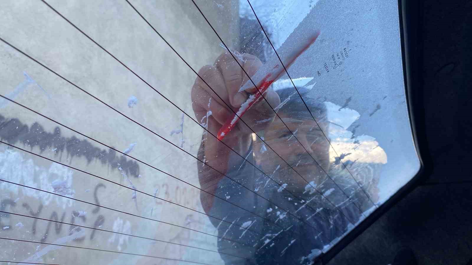 Uzmanından tavsiye: Buzlanan camı zarar vermeden nasıl çözeriz?