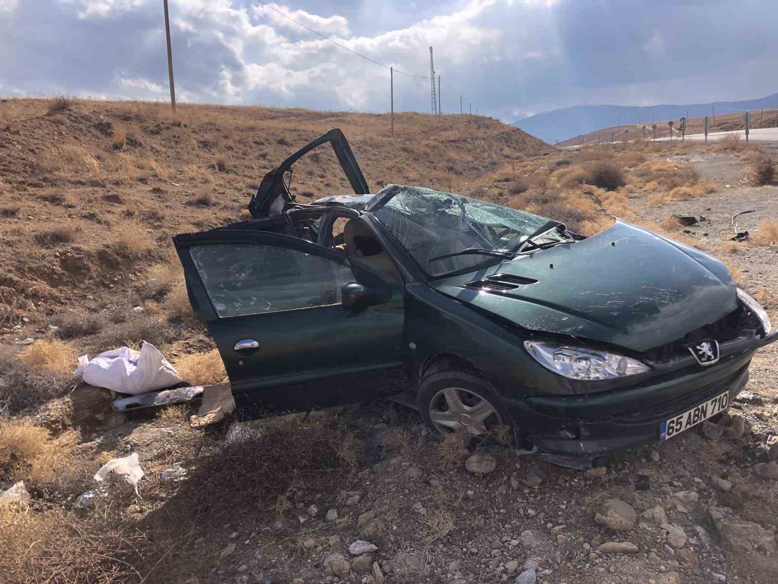 Van’da otomobil şarampole yuvarlandı: 3 yaralı