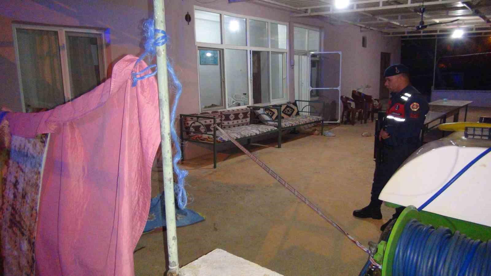 Eşini ve kayınbiraderini av tüfeği ile öldürdü